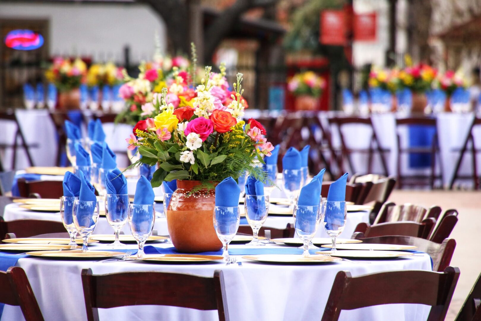 Beautiful table setting at an outdoor wedding venu 2024 05 27 00 45 54 utc